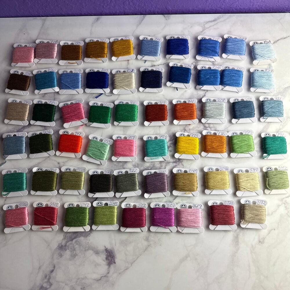 116 Pre-Wound DMC Embroidery Floss Thread Bobbins Set in Clear Storage Case Lot - Picture 3 of 5